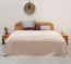 Sprei over een bed in de kleur beige in de afmeting 250x280 cm