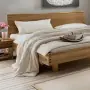 Massief houten bed in wilde eik met boomrand hoofdeinde