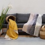 Katoenen pluche deken met spannend motief in de kleuren grijs en oker