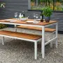 Deze aantrekkelijke tafel in een moderne mix van materialen geeft een mediterrane flair