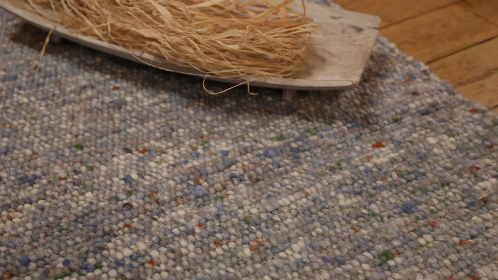 Handgeweven scheerwollen vloerkleed in kleurstelling duifblauw