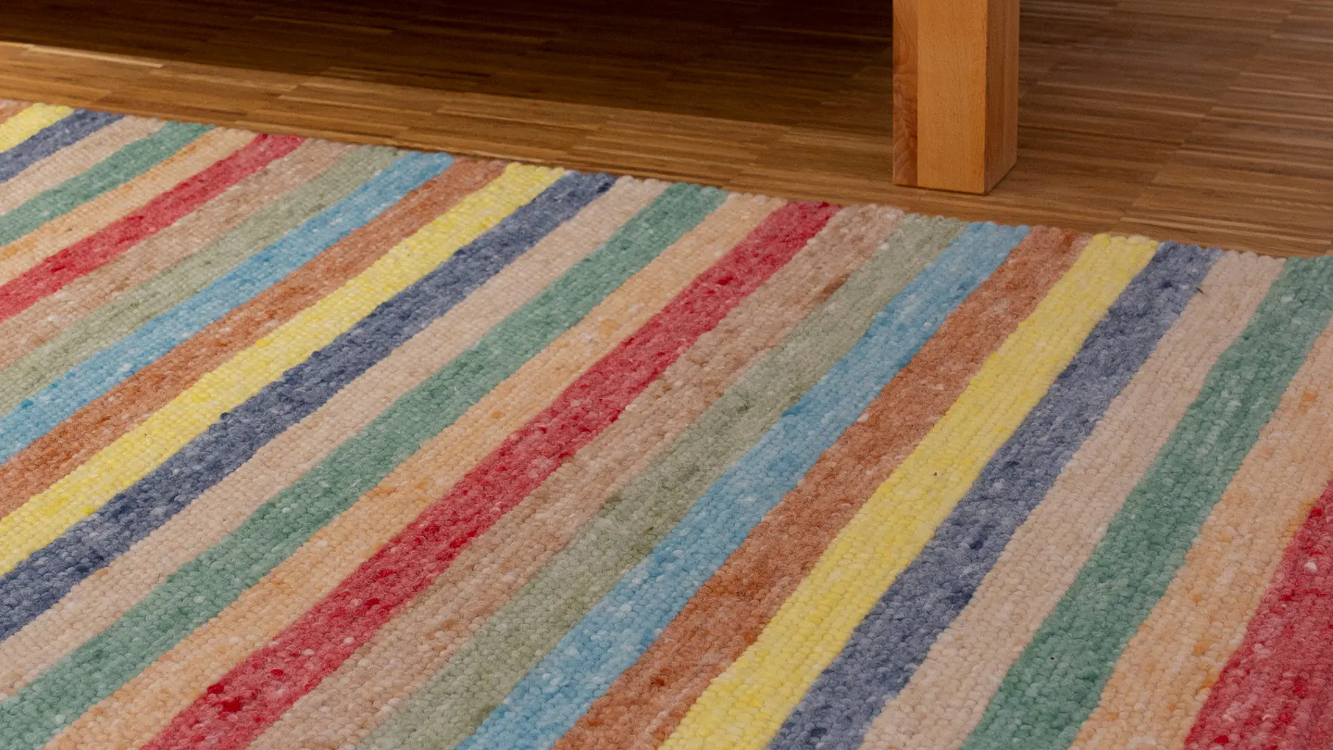 Handgeweven, bont gestreept scheerwollen vloerkleed in kleurstelling multicolor