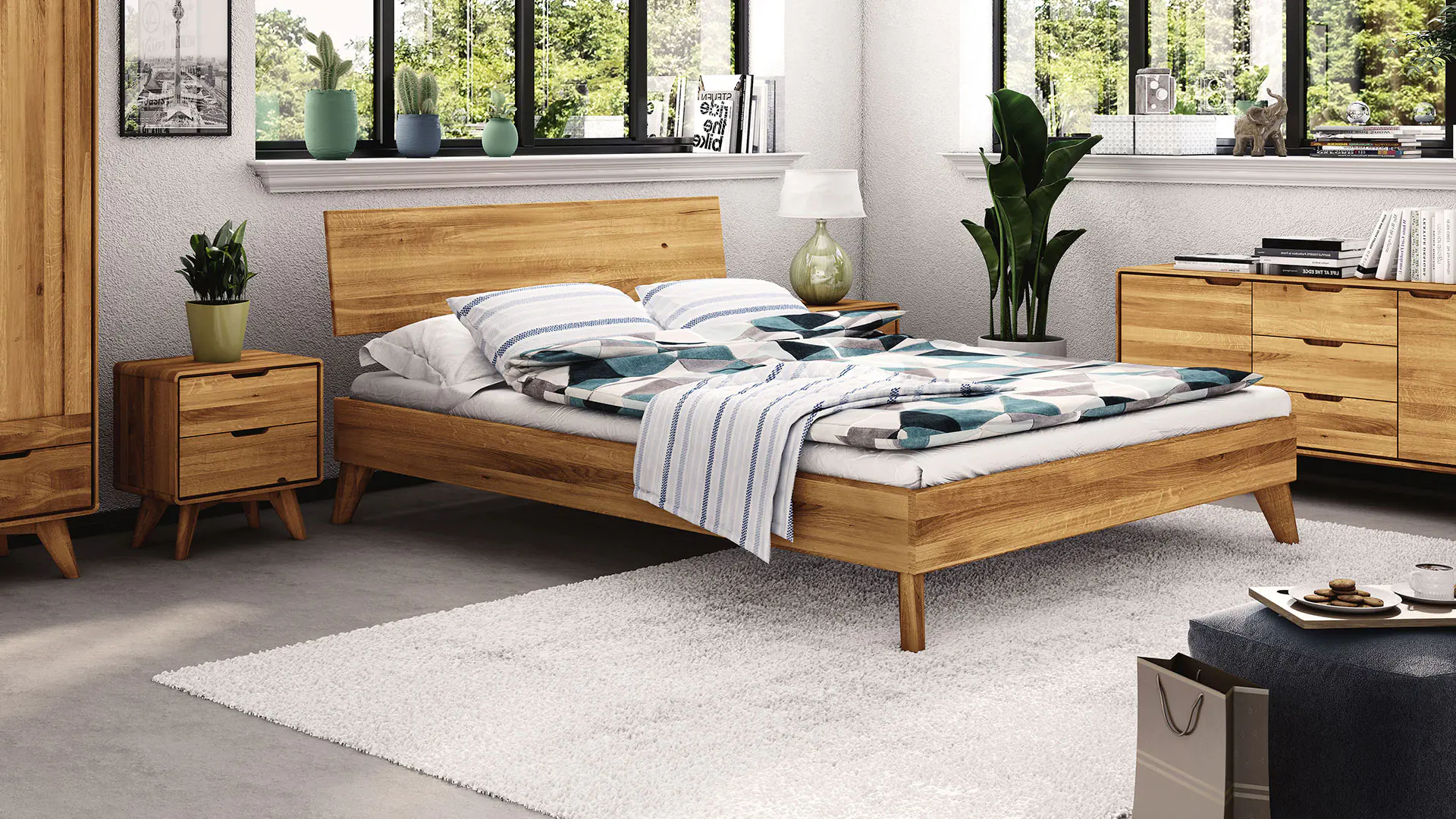 Massief houten bed in wilde eik met doorlopend hoofdbord