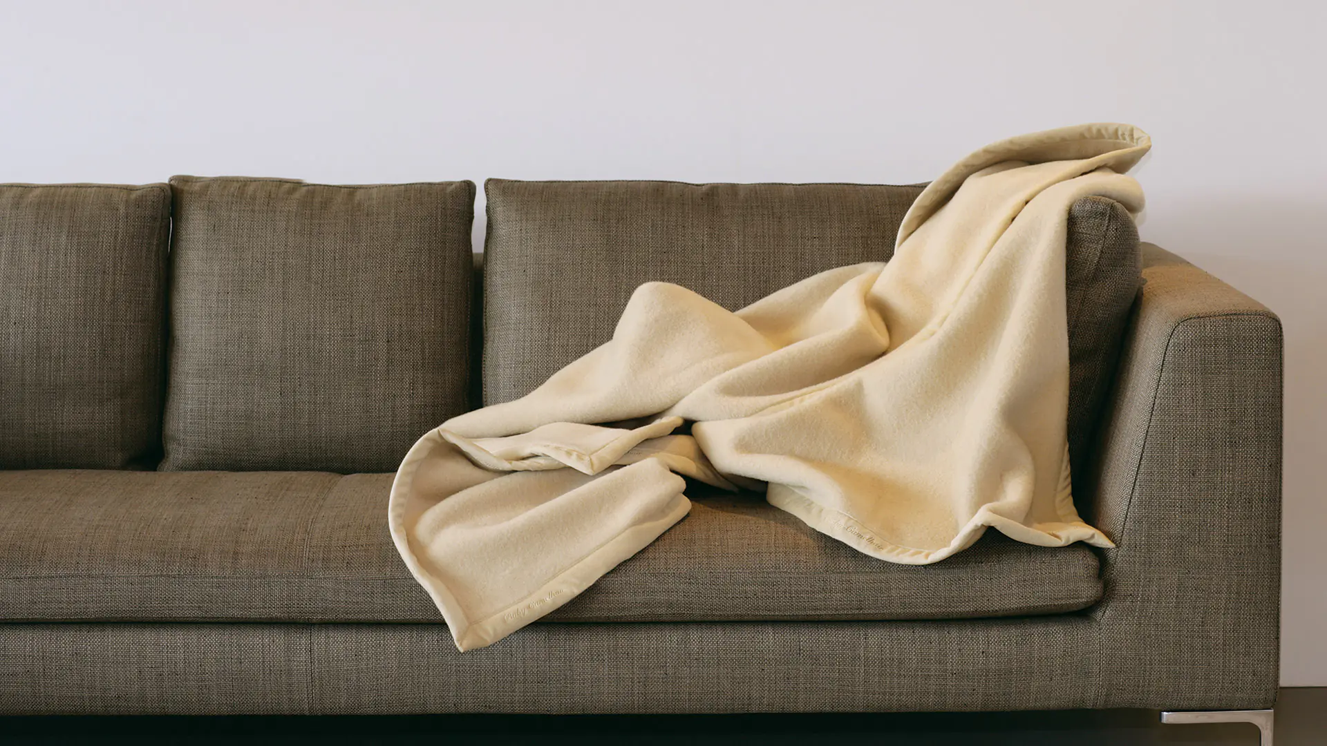 Merino deken van natuurlijk haar in de kleuren crème, antraciet, wit of camel verkrijgbaar