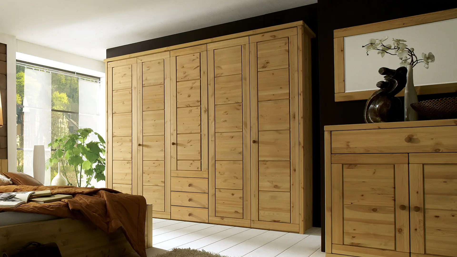 Garderobekast Mascella - 5-deurs uitvoering met 3 laden in geloogd/geolied grenen hout