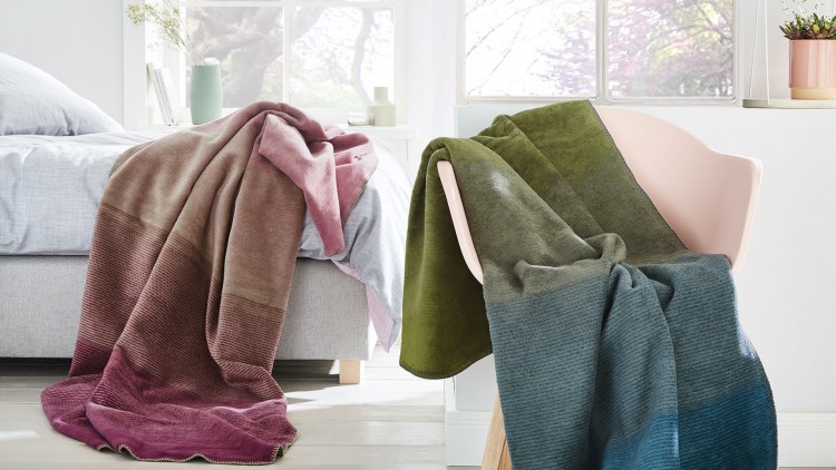 Pluche dekens in de kleuren blauw/groen of roze/bessen verkrijgbaar