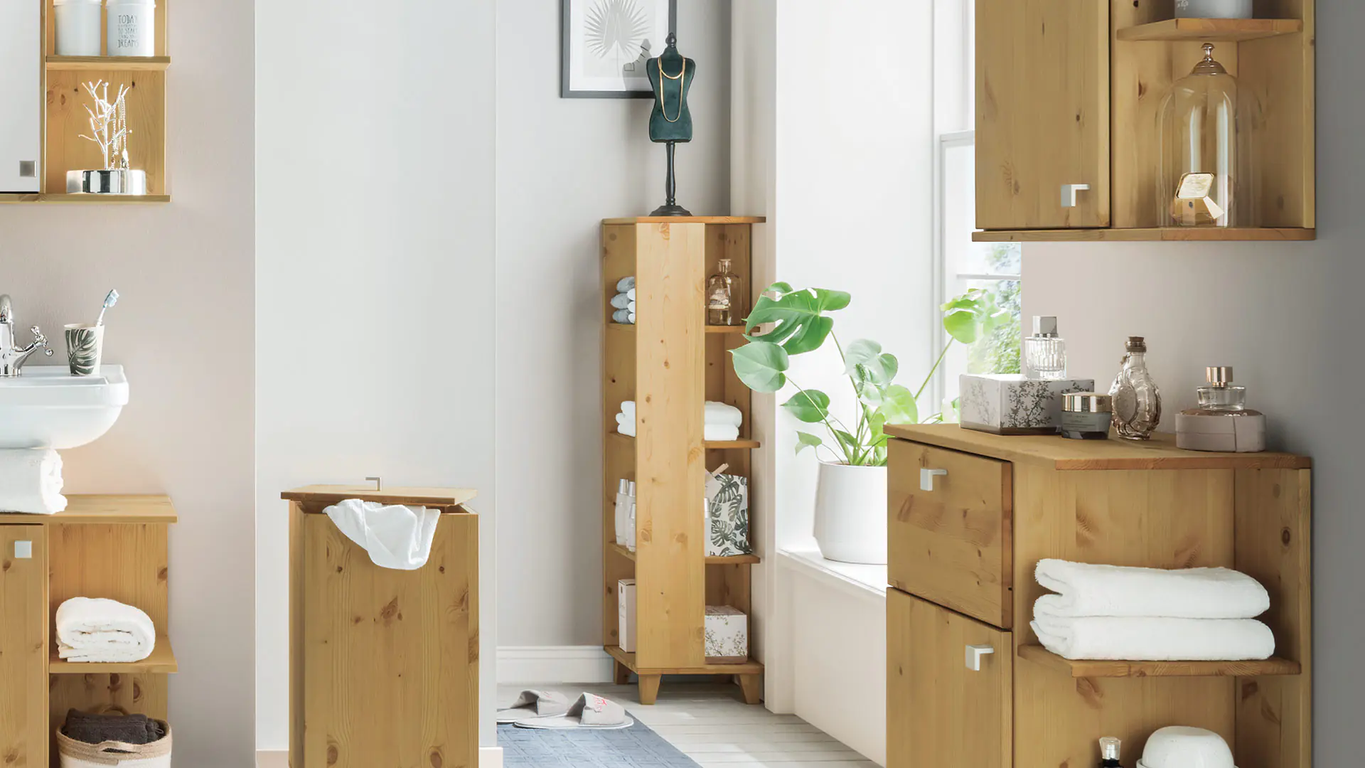Banea plank in geloogd/geolied grenen gecombineerd met andere badkamermeubels