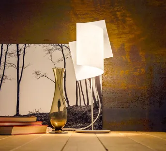 Tafellamp in licht, zorgeloos design