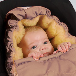 De vorm van de voetenzak beschermt het gevoelige hoofdje van uw baby optimaal, zelfs op koude en winderige dagen