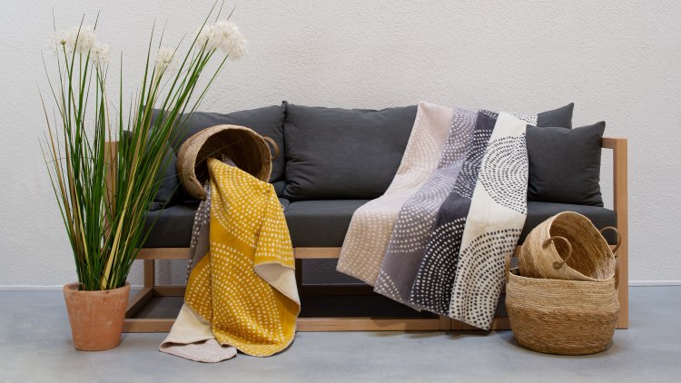 Katoenen pluche deken met spannend motief in de kleuren grijs en oker