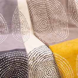 Omkeerbare pluche deken in de kleurencombinaties oker of grijs verkrijgbaar