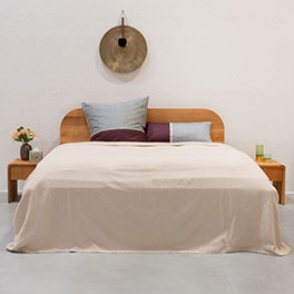 Sprei over een bed in de kleur beige in de afmeting 250x280 cm