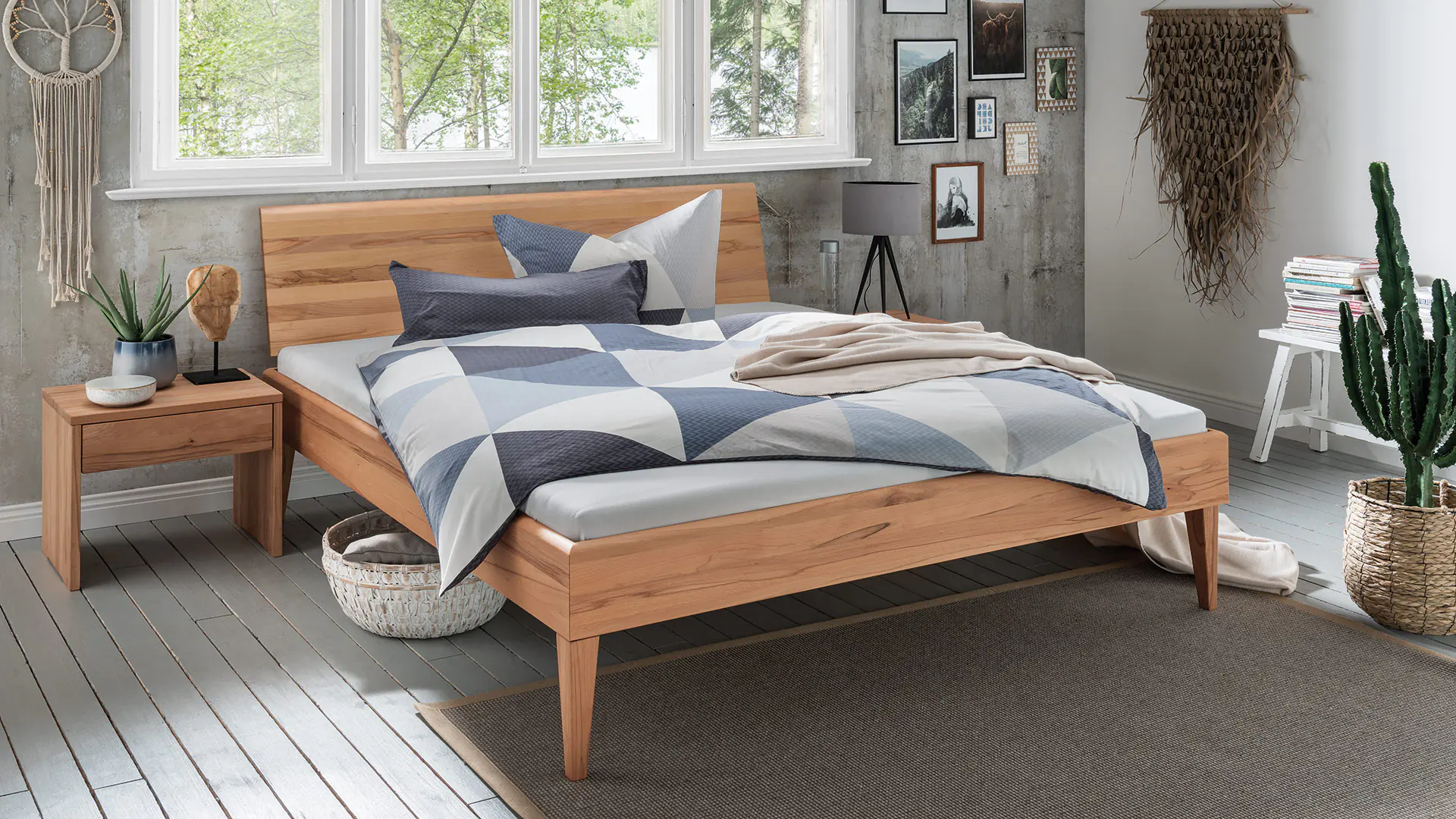Alasco massief houten bed in beuken kernhout met doorlopend, verzacht hoofdbord