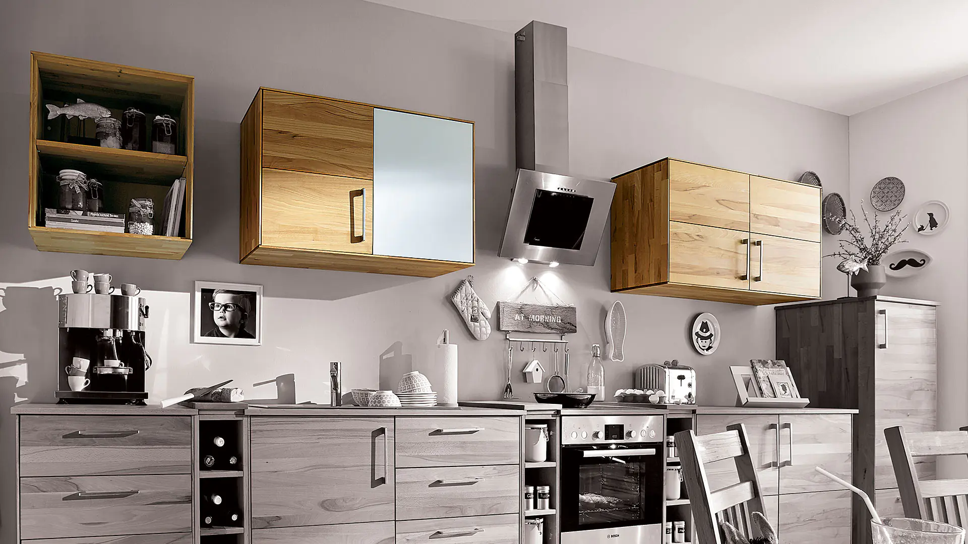 Combinatievoorbeeld voor massief houten modulaire keuken Culinara met bovenkasten in 3 versies